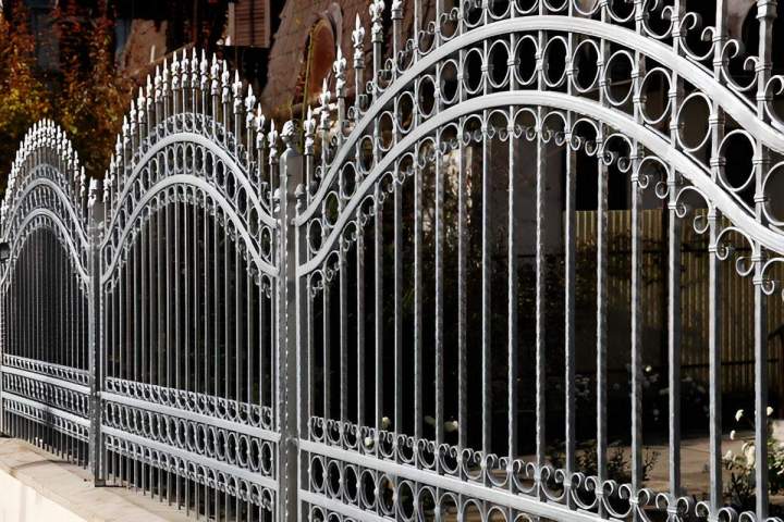 Délimitez et sécurisez vos espaces avec des clôtures et des portails solides.