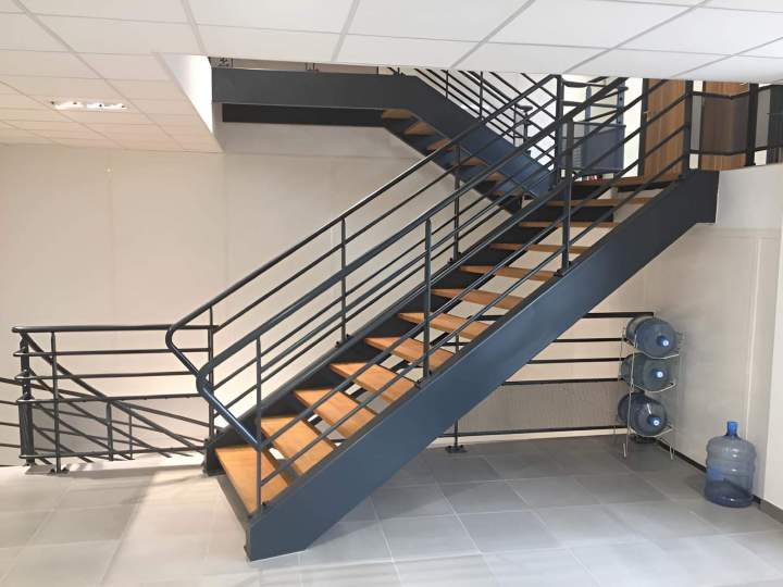Fabrication et mise en place d’escaliers en métal alliant robustesse et élégance.