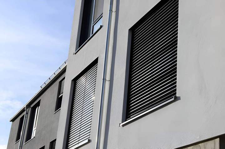 Fenêtres durables offrant isolation et esthétique moderne.