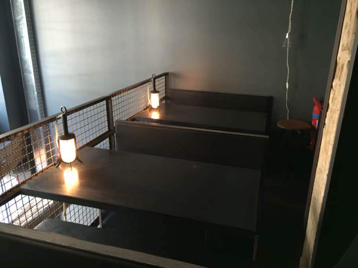 Mobilier métallique alliant solidité et style contemporain.